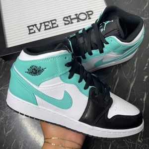 Jordan Retro 1 - Tiffany Blue Black White.